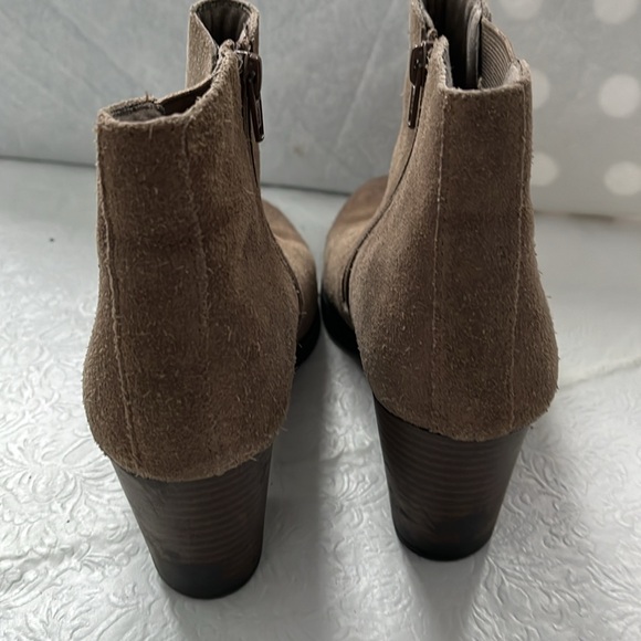 Clacks Taupe Pause Camelia Suede Ankle Boots Side Zip 8M - Picture 4 of 10